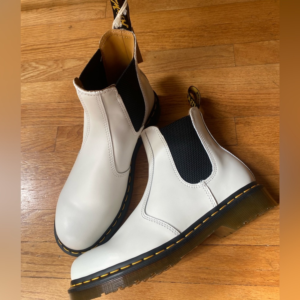 New with Tags White Leather Dr Martens Chelsea Boots men’s size 8 Women’s size 9